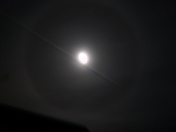 La photo du jour : Halo autour de la lune 3/4