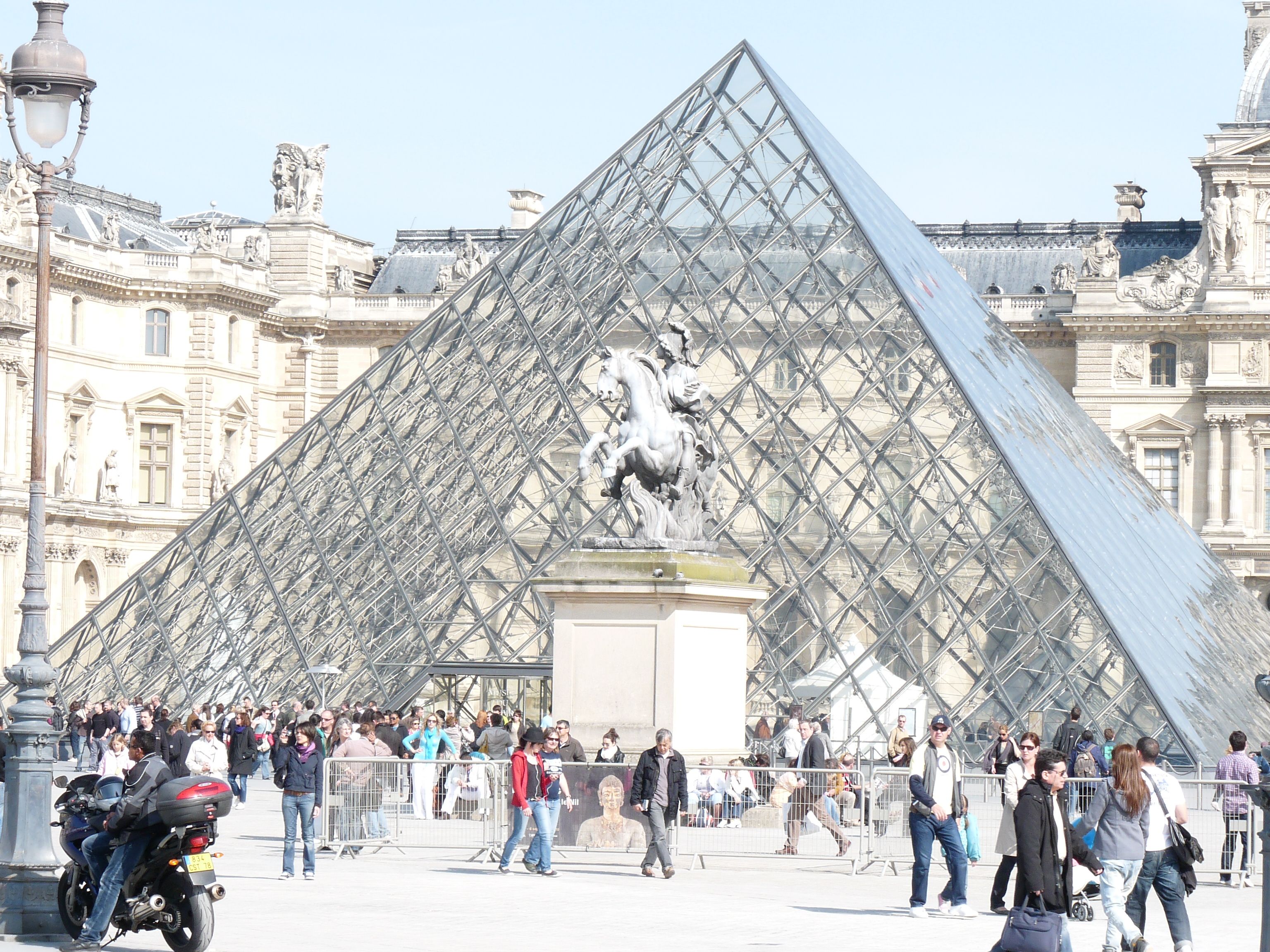 Paris : La Pyramide Du Louvre ( 1 )